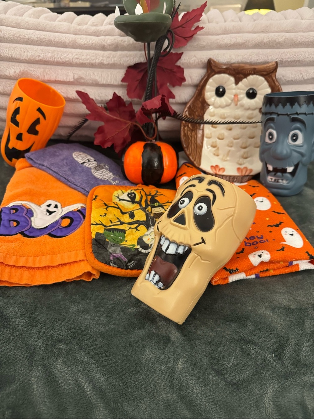 Better Homes And Gardens Halloween Skull Squeaky Puppet in Beige and Black